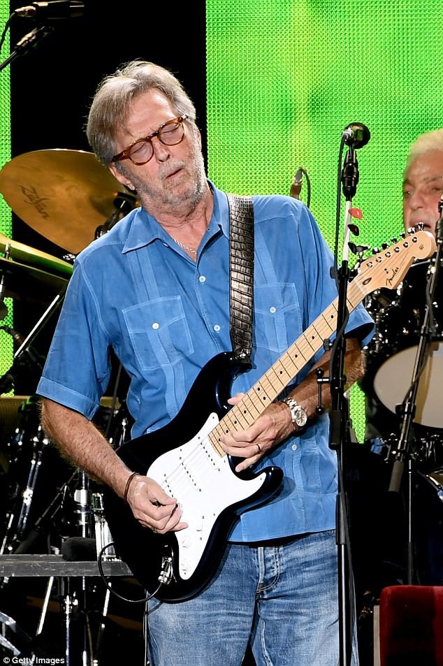 Eric Clapton ở tuổi 72 vẫn tích cực tham gia biểu diễn, dù vậy, mới đây, ông đã chia sẻ nỗi lo lắng rằng không biết liệu mình còn cố gắng được bao nhiêu năm nữa.