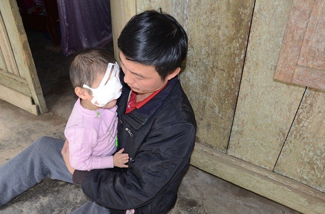 Nghẹn đắng tình cảnh của bé gái 3 tuổi mắc ung thư võng mạc - 9
Phát hiện bé Hà bị ung thư võng mạc ngay khi mới vài tháng tuổi, quãng thời gian đằng đẵng gần 3 năm trời chữa trị cho con. Đã khiến gia đình chị Hoa khánh kiệt.