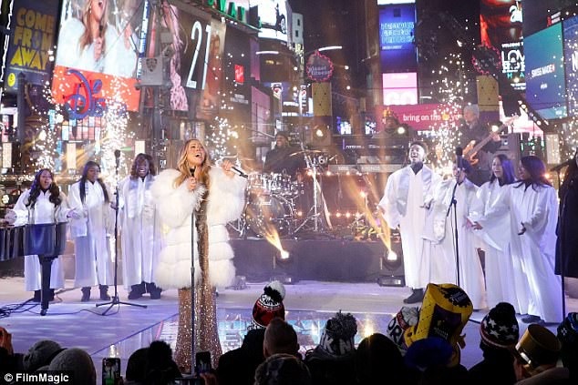 Diva Mariah Carey đang hát mừng năm mới thì đòi… uống trà - 6 Mariah hát “Hero” cùng với nhóm bè.