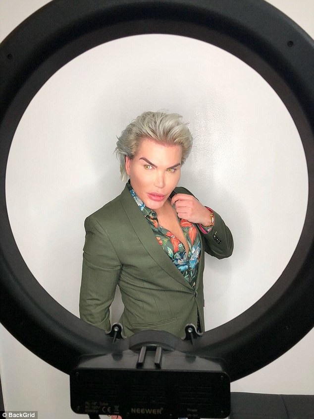 "Búp bê Ken" Rodrigo Alves buồn bực khi quên mặc đồ đen dự lễ trao giải Quả Cầu Vàng - 7
Sao nghiện phẫu thuật thẩm mỹ chuẩn bị đi cắt bỏ xương sườn để vóc dáng đẹp như ý khi mùa hè tới.