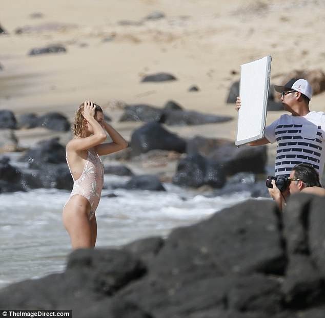 
Chân dài xinh đẹp Hailey Baldwin bận rộn với buổi chụp hình trên bãi biển Hawaii ngày 31/5 vừa qua
