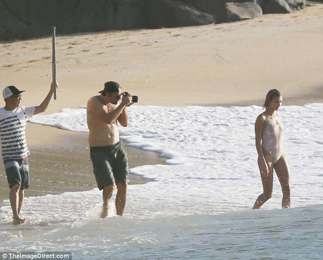 
Người đẹp 21 tuổi diện áo tắm liền mảnh màu da rất quyến rũ
