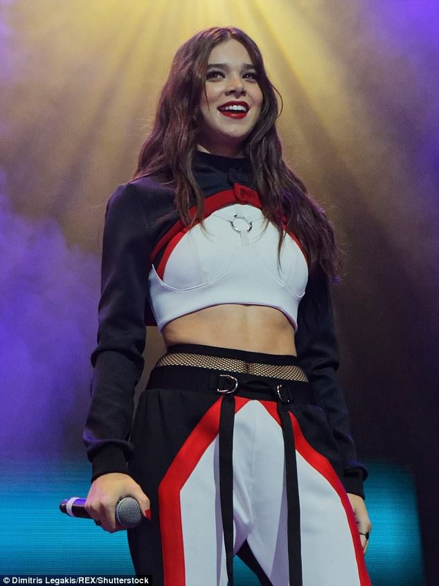 Hailee Steinfeld hẹn hò với thành viên nhóm One Direction - 3
Nữ diễn viên xinh đẹp người Mỹ là ngôi sao trẻ đình đám Hollywood. Cô từng được đề cử giải Oscar vào năm 2010