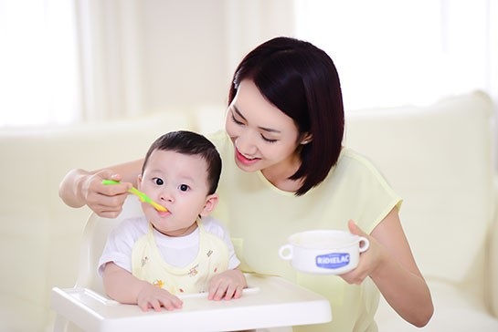 Những "trận chiến" trước màn hình điện thoại giữa cha mẹ và con cái - 2 Ảnh minh họa.