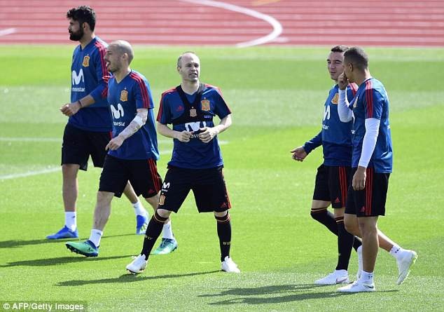 Dàn sao Tây Ban Nha thư giãn trước cuộc đấu với Thụy Sỹ - 10
Cuối tuần này, các ngôi sao Real Madrid như Carvajal, Nacho, Isco, Asensio, Vazquez mới tập trung cùng đội tuyển Tây Ban Nha