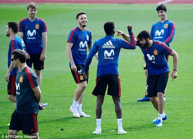 Dàn sao Tây Ban Nha thư giãn trước cuộc đấu với Thụy Sỹ - 7
Diego Costa là trung tâm của sự chú ý trên sân