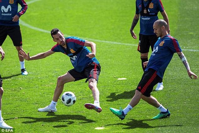 Dàn sao Tây Ban Nha thư giãn trước cuộc đấu với Thụy Sỹ - 1
Busquets và Silva trong tình huống tranh chấp, cả hai đều là những trụ cột của Tây Ban Nha ở giải lần này