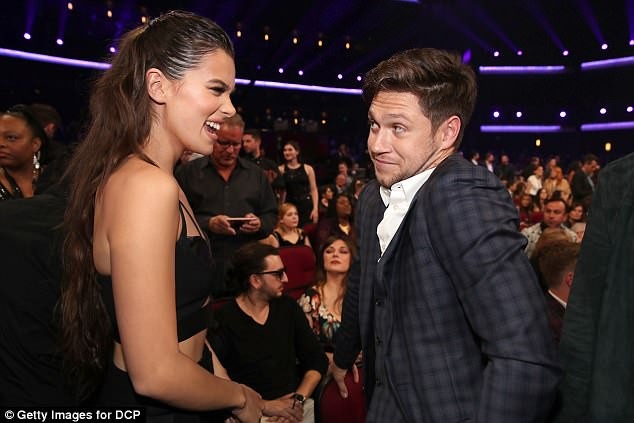 Hailee Steinfeld hẹn hò với thành viên nhóm One Direction - 7
Niall và Hailee cũng bị bắt gặp đi ăn tuần trước tại một nhà hàng và tình tứ ôm eo nhau rất ngọt ngào.