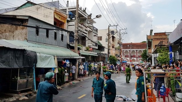Cháy nhà gần Trung tâm thương mại, nhiều người hốt hoảng - 2
Lực lượng chức năng bào vệ hiện trường để điều tra nguyên nhân.