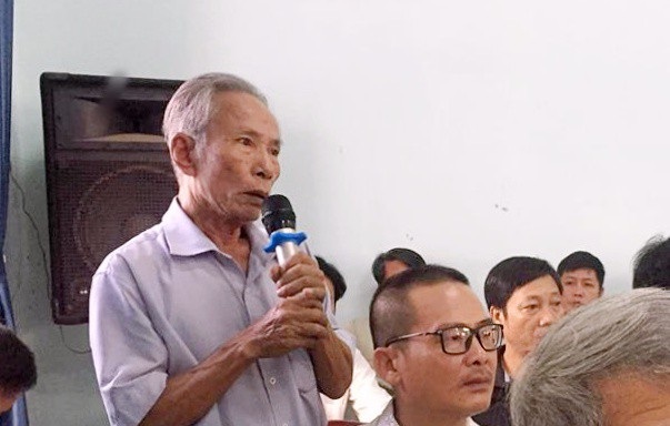 Chủ tịch Đà Nẵng: “Kể cả tôi còn bị đe dọa huống chi bà con” - 2 Cử tri ở phường Chính Gián, quận Thanh Khê phát biểu trăn trở với những vấn đề nóng như xây dựng trái phép; cán bộ nhũng nhiễu, gây khó cho dân