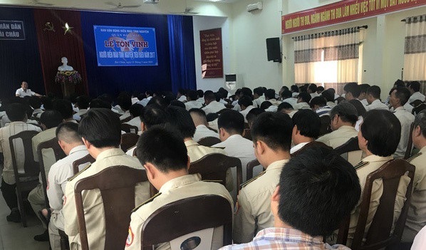 Họp lực lượng quy tắc đô thị sau tâm thư của một học sinh cầu cứu Chủ tịch thành phố - 1 UBND quận Hải Châu (Đà Nẵng) họp lực lượng kiểm tra quy tắc đô thị sau khi một học sinh gửi tâm thư cho Chủ tịch TP, tố cán bộ quy tắc vòi tiền