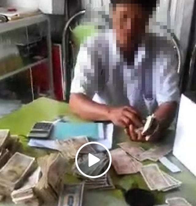 Làm rõ hộ dân dùng tiền lẻ nộp thuế và quay video đăng Facebook - 1
Hình ảnh cắt từ clip. (Ảnh: CTV)