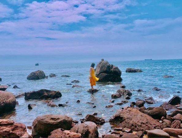 Nơi đây hội tủ đủ các yếu tố của một bãi biển đẹp, với làn nước trong xanh và bờ cát trắng mịn. Ảnh: @lylien.lily