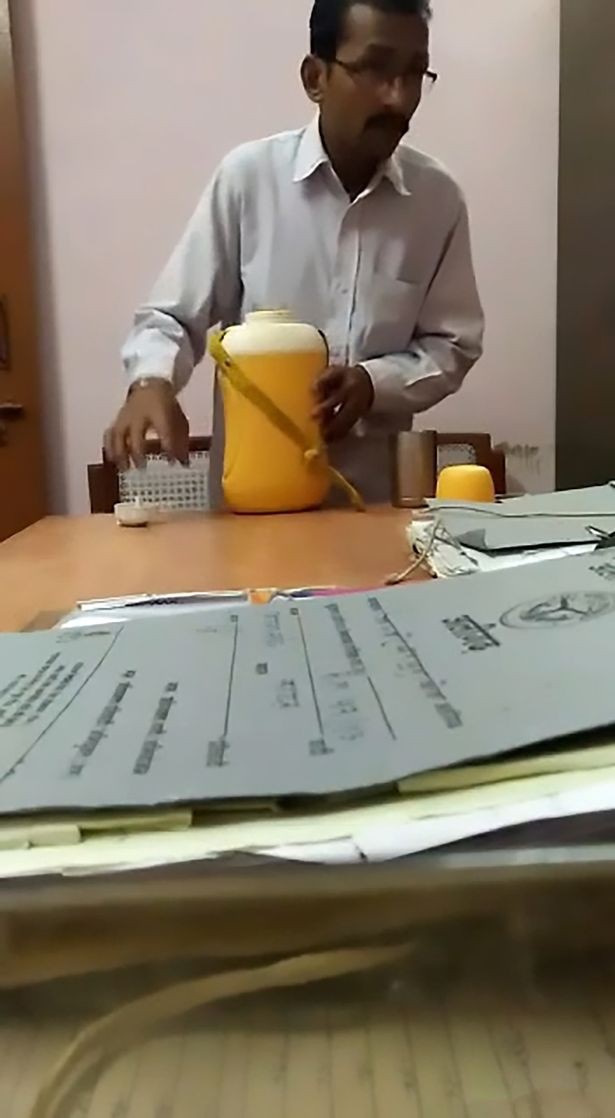 Bắt quả tang người đàn ông nhổ nước bọt vào đồ uống của sếp - 2
Hành vi lén lút của người đàn ông đã lọt toàn bộ vào ống kính camera