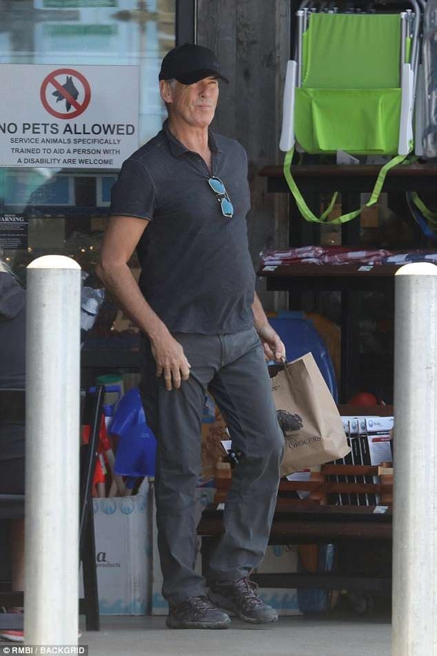 Ngưỡng mộ cuộc hôn nhân hơn 20 năm của “điệp viên” Pierce Brosnan - 3
Ở tuổi 64, “điệp viên” Pierce Brosnan vẫn vô cùng phong độ và quyến rũ.