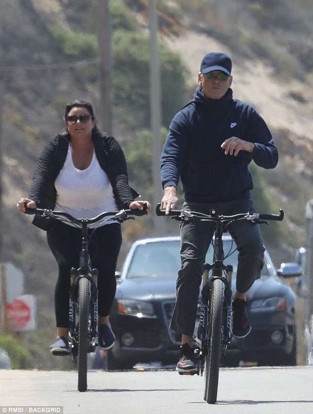 Ngưỡng mộ cuộc hôn nhân hơn 20 năm của “điệp viên” Pierce Brosnan - 1
Pierce Brosnan và vợ, Keely Shaye Smith, thong thả đạp xe đi dạo cùng nhau tại Malibu, tháng 5/2018.