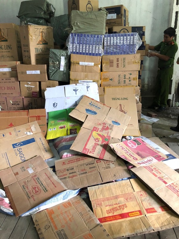 Bắt giữ 55 nghìn bao thuốc lá ngoại nhập lậu tại Quảng Ninh - 1
55 nghìn bao thuốc lá ngoại nhập lâu được ngụy trang trong thùng thuốc lá nội địa.