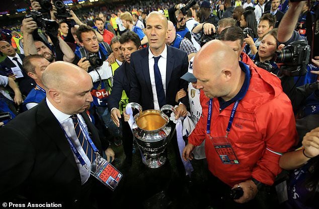 Zidane ăn mừng chức vô địch Champions League lần thứ 2 liên tiếp. Ông đã giúp Real Madrid phá bỏ lời nguyền khi là CLB đầu tiên bảo vệ thành công chức vô địch Champions League