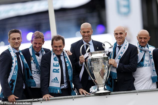 Cái tên Zidane được gắn liền với các danh hiệu. Trong 2 năm rưỡi ở Real Madrid, ông đã mang về phòng truyền thống của CLB 9 danh hiệu