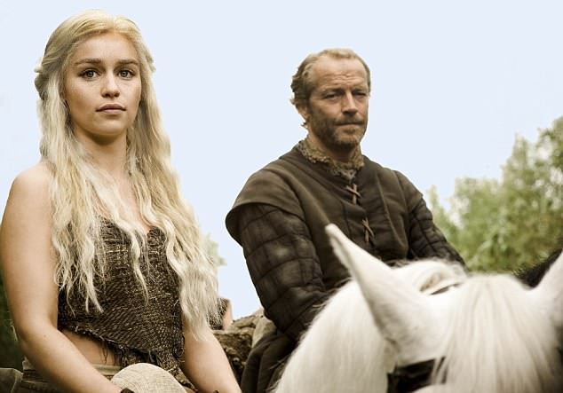 Mẹ Rồng Daenerys Targaryen (Emilia Clarke) và người tùy tùng thân cận Jorah Mormont (Iain Glen).