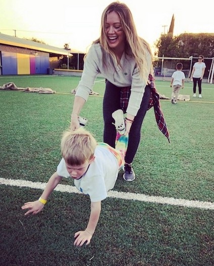 Hilary Duff mang bầu lần 2 - 7
Người đẹp bên con trai đầu lòng Luca năm nay 6 tuổi.