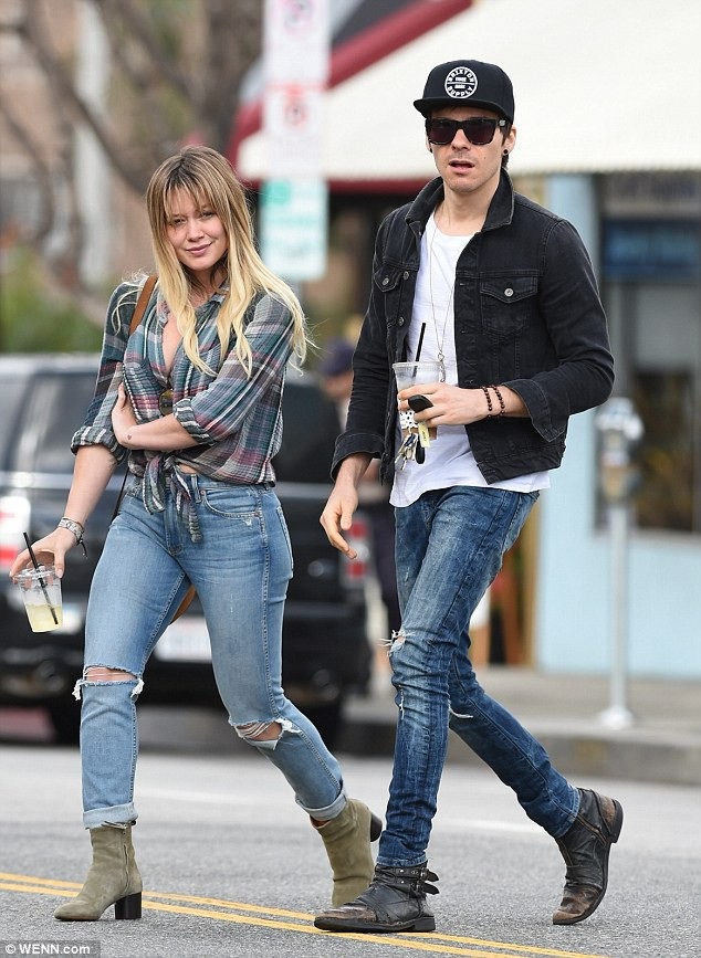 Hilary Duff mang bầu lần 2 - 2
Chúng tôi đang chờ đón một công chúa nhỏ và không thể hạnh phúc hơn, Hilary chia sẻ