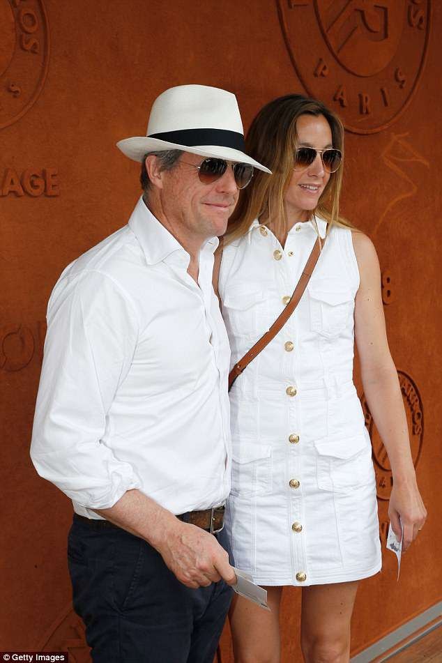 Hugh Grant nắm tay vợ trẻ đi xem tennis - 3
Đây là lần đầu cặp đôi xuất hiện tại một sự kiện lớn sau khi kết hôn bí mật hồi đầu tháng