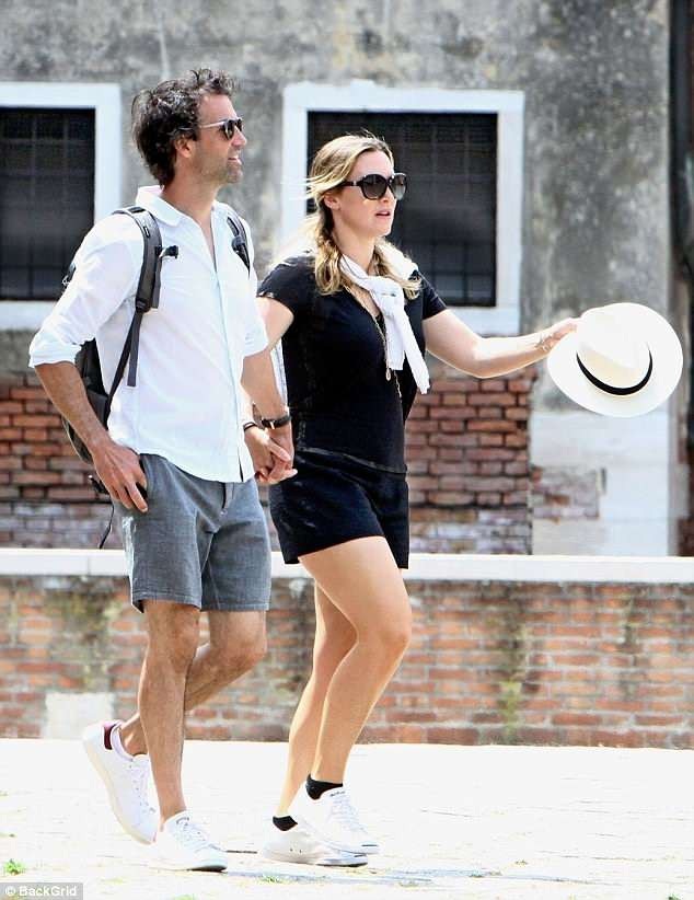 Hình ảnh hiếm hoi về vợ chồng Kate Winslet - 3
Đây là lần hiếm hoi cánh săn ảnh bắt gặp đôi vợ chồng này tại một nơi công cộng