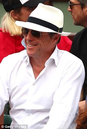 Hugh Grant nắm tay vợ trẻ đi xem tennis - 4
Ở tuổi 58, ngôi sao của loạt phim ăn khách: Bốn đám cưới, một đám ma, Mickey Blue Eyes (1999), Notting Hill (1999), About a Boy (2002)... vẫn trẻ trung phong độ