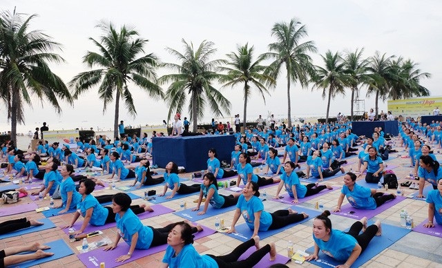 Hơn 1 nghìn người sẽ tham gia đồng diễn ngày hội quốc tế Yoga tại Việt Nam - 1 Hàng ngàn người đồng diễn Yoga trong ngày hội Quốc tế Yoga được tổ chức tại Đà Nẵng vào năm 2017. Ảnh: Khánh Hiền