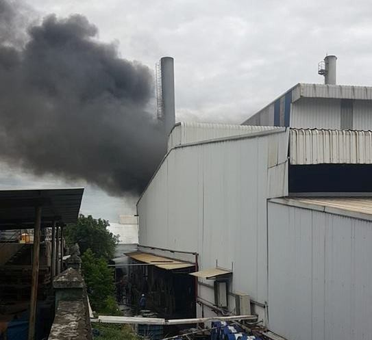 Cột khói hàng chục mét bốc lên sau tiếng nổ lớn tại xưởng dệt nhuộm - 2 Cột khói bốc lên sau tiếng nổ lớn.