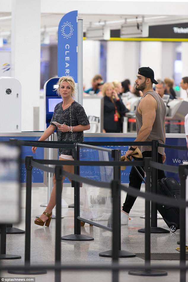 Britney Spears đẹp đôi bên bồ trẻ - 1
Britney Spears xuất hiện tại sân bay Miami cùng bạn trai Sam Asghari