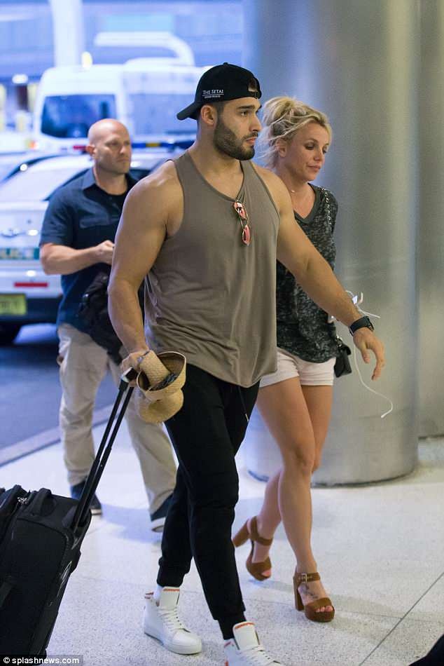 Britney Spears đẹp đôi bên bồ trẻ - 2
Cặp đôi vừa đi nghỉ cuối tuần ở Miami và giờ trở về Los Angeles