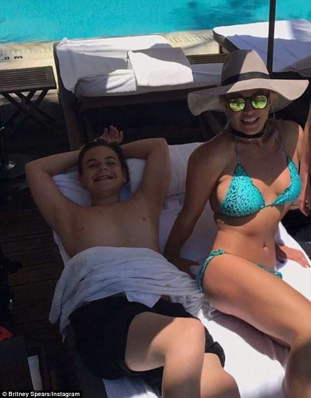 Britney Spears đẹp đôi bên bồ trẻ - 6
Ca sỹ tóc vàng khoe ảnh trong kỳ nghỉ cùng bạn trai và 2 con tại Miami