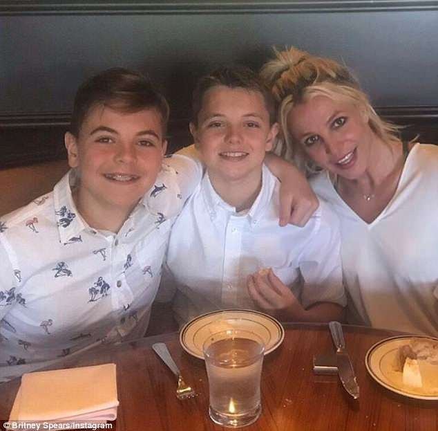 Britney Spears đẹp đôi bên bồ trẻ - 7
Hai nhóc của Britney càng lớn càng điển trai