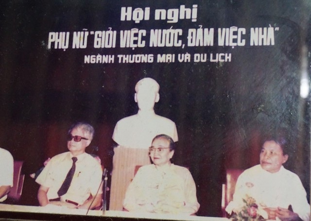 Chồng kiện tướng, vợ anh hùng - 3 Bà Hoàng Thị Liên (ngoài cùng bên phải) trên hàng ghế chủ tịch tại Hội nghị Phụ nữ giỏi việc nước, đảm việc nhà ngành thương mại và du lịch (ảnh chụp lại)