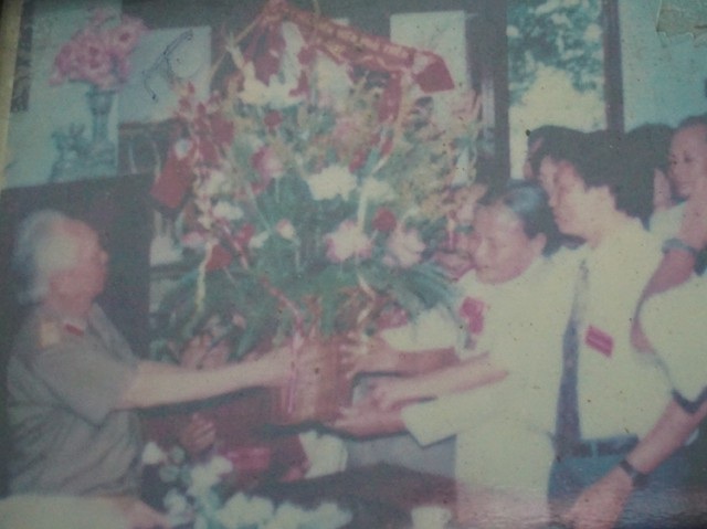 Chồng kiện tướng, vợ anh hùng - 4 Đại tướng Võ Nguyên Giáp tặng hoa chúc mừng hai chị em bà Hoàng Thị Liên, Hoàng Thị Tuất được phong tặng danh hiệu Anh hùng lao động cùng một thời điểm (ảnh chụp lại)
