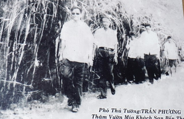 Chồng kiện tướng, vợ anh hùng - 2
Phó Thủ tướng Trần Phương thăm vườn mía bà Liên và cán bộ, nhân viên Cửa hàng Bến Thủy tăng gia từ đất bỏ hoang (ảnh chụp lại)