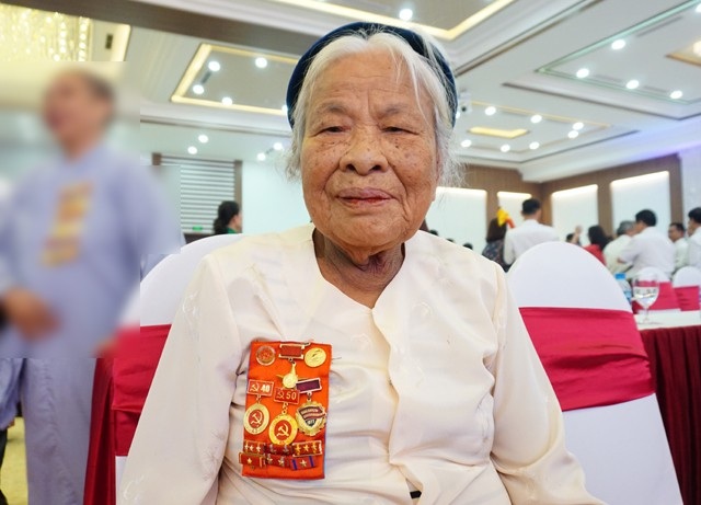 Chồng kiện tướng, vợ anh hùng - 1 Anh hùng lao động - Nữ tướng ngành thương nghiệp Nghệ An Hoàng Thị Liên