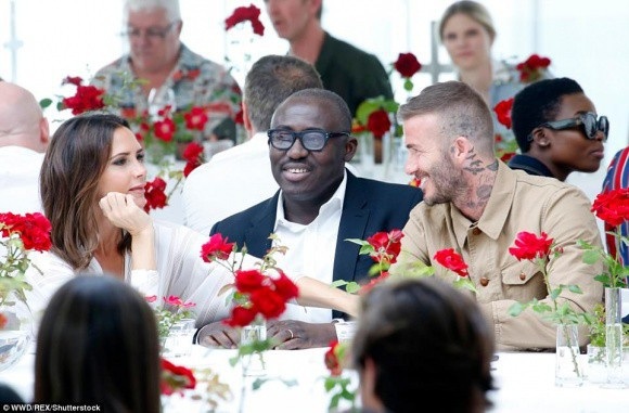 
Không ngồi cạnh nhau nhưng David và Victoria liên tục dành cho nhau những cái nhìn ngọt ngào.
