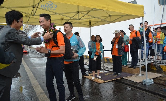 Lượng du khách quốc tế đến Đà Nẵng tăng nhanh trong vài năm trở lại đây là một kết quả khởi sắc cho hoạt động du lịch của thành phố; đồng thời, xuất hiện không ít bất cập, tồn tại (ảnh minh hoạ: du khách quốc tế đến Đà Nẵng bằng tàu du lịch biển)