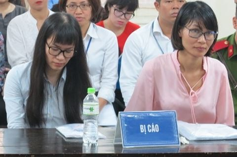 Cựu nữ tổng giám đốc Nguyễn Hồng Anh (bên trái) và đồng phạm tại phiên tòa.