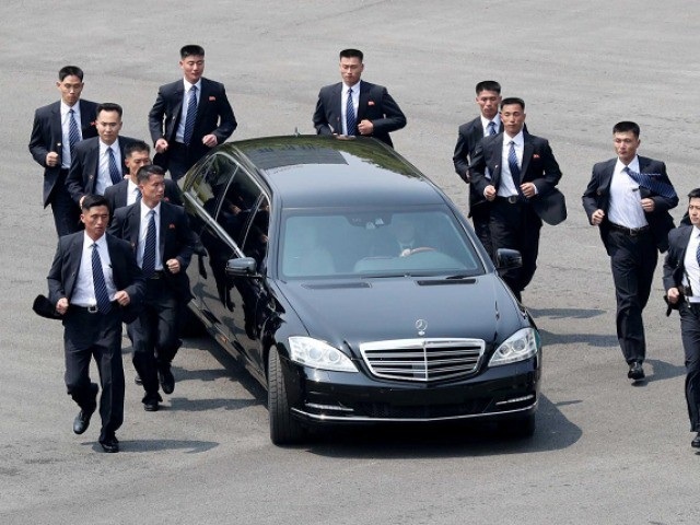 Ông Kim Jong-un sẽ được bảo vệ an ninh chưa từng có khi ở Singapore - 1
Đội vệ sĩ chạy bộ bảo vệ ông Kim Jong-un khi tới hội nghị thượng đỉnh liên Triều hôm 27/4. (Ảnh: Reuters)