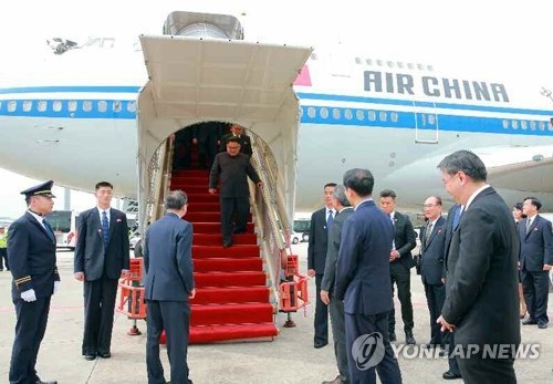 "Ông Kim Jong-un mượn máy bay của Thủ tướng Trung Quốc tới Singapore" - 3 Máy bay Air China chở ông Kim Jong-un tới sân bay tại Singapore hôm 10/6 (Ảnh: Yonhap)
