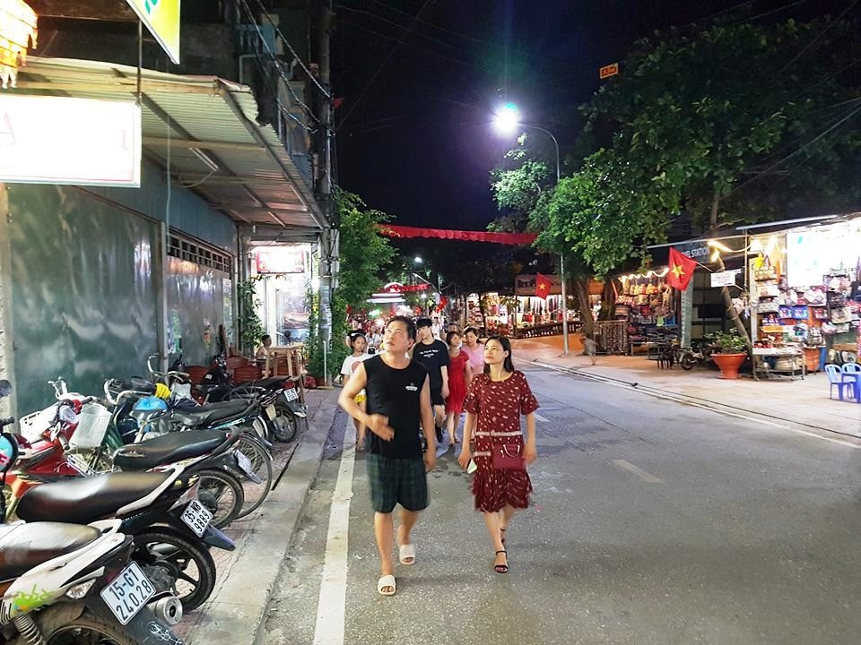 Du khách tham quan phố đi bộ và chợ ẩm thực Tam Cốc.