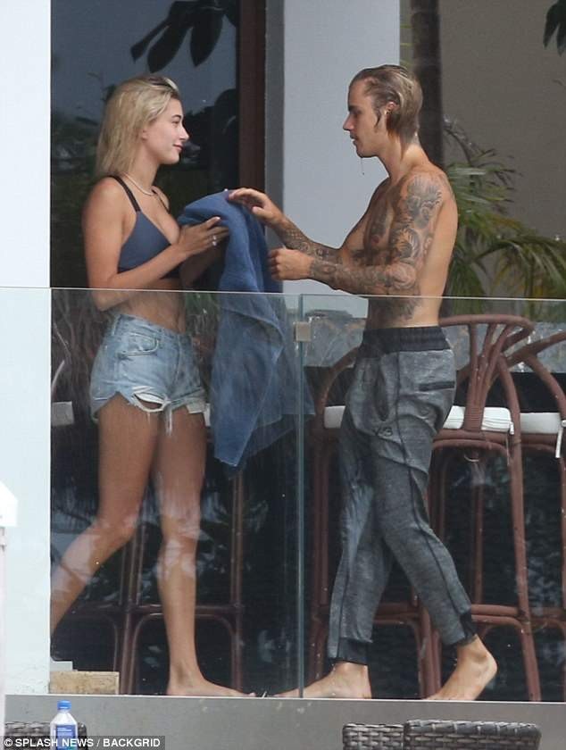 Hailey Baldwin tái ngộ tình cũ Justin Bieber - 2
Người mẫu 21 tuổi và ca sỹ 24 tuổi trông rất tình cảm khi xuất hiện bên nhau trên ban công của khu nghỉ