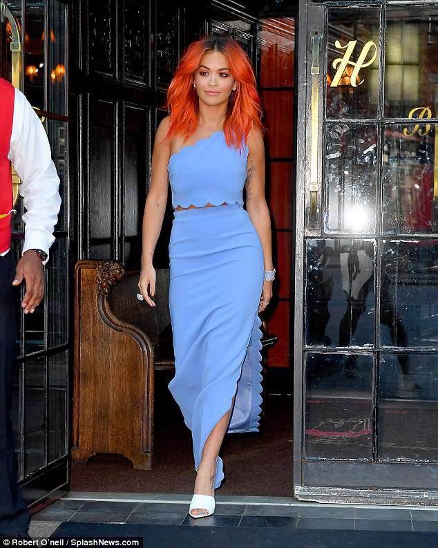 
Ca sỹ 28 tuổi diện bộ váy xanh cắt xẻ thanh lịch
