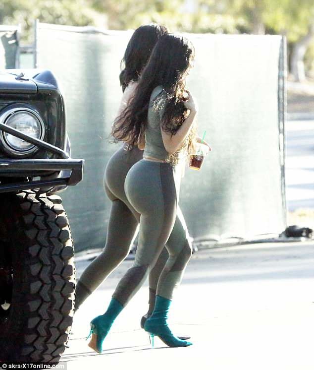 
Hai chị em mặc trang phục bó sát khoe vòng ba ngoại cỡ
