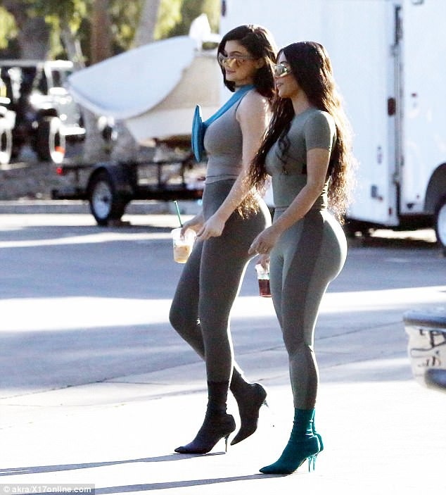 
Kim đã nhiều lần phủ nhận tin đồn cô làm đẹp bằng dao kéo và cho biết, gia đình cô có gen vòng ba nảy nở
