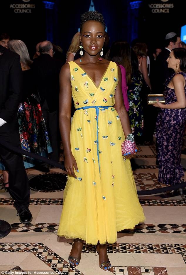 Lupita Nyong'o sành điệu với ví cầm tay quả dứa lạ mắt - 3
Chiếc ví lấp lánh kết hợp ăn ý với váy vàng nổi bật